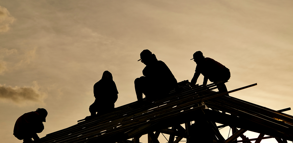 Hommes sur toiture